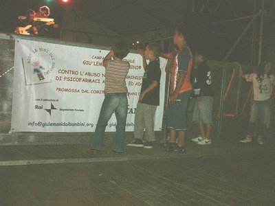 Alcuni bambini ballano davanti al nostro striscione sotto il palco del Festival