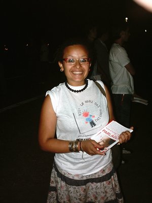 Una nostra volontaria distribuisce volantini "GiùleMani"