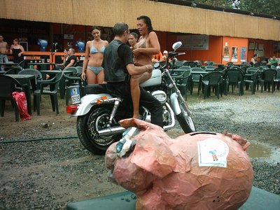 I centauri aiutano GiuleMani a modo loro: offerte in denaro per lavaggio moto, con la collaborazione delle loro donne