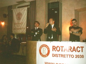 Il Portavoce Luca Poma, e Riccardo Perinetto, Rappresentante Distrettuale, danno il benvenuto agli ospiti della serata