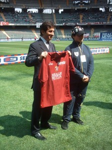 Il Presidente del Torino Football Club consegna - fra i cori dei tifosi - la maglia ad Alessandro