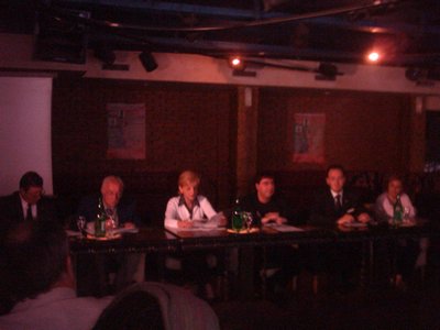 Il nostro Portavoce al tavolo dei relatori risponde alle domande dei giornalisti durante la conferenza stampa Il nostro Portavoce al tavolo dei relatori risponde alle domande dei giornalisti durante la conferenza stampa