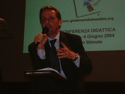 Il Dott. Cestari durante la conferenza
