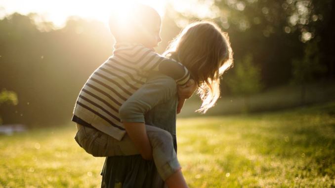 Bambini che passano più ore all’aperto e alla luce del Sole più calmi e meno iperattivi