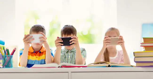 Attenzione ai bambini con lo smartphone