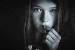 12enne si suicida tre settimane dopo aver iniziato ad assumere Prozac. La madre: la colpa è di social e antidepressivi